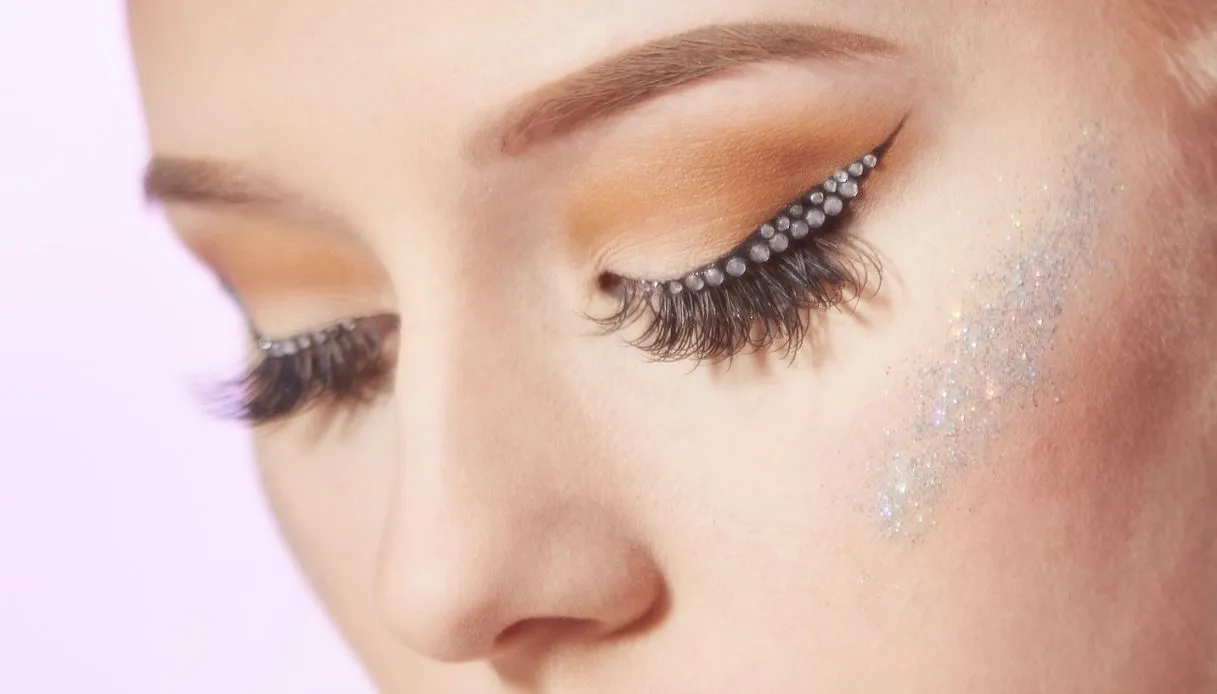 Make up da fiaba: l'ultima mania è il trucco con stelline, lentiggini  glitter e strass